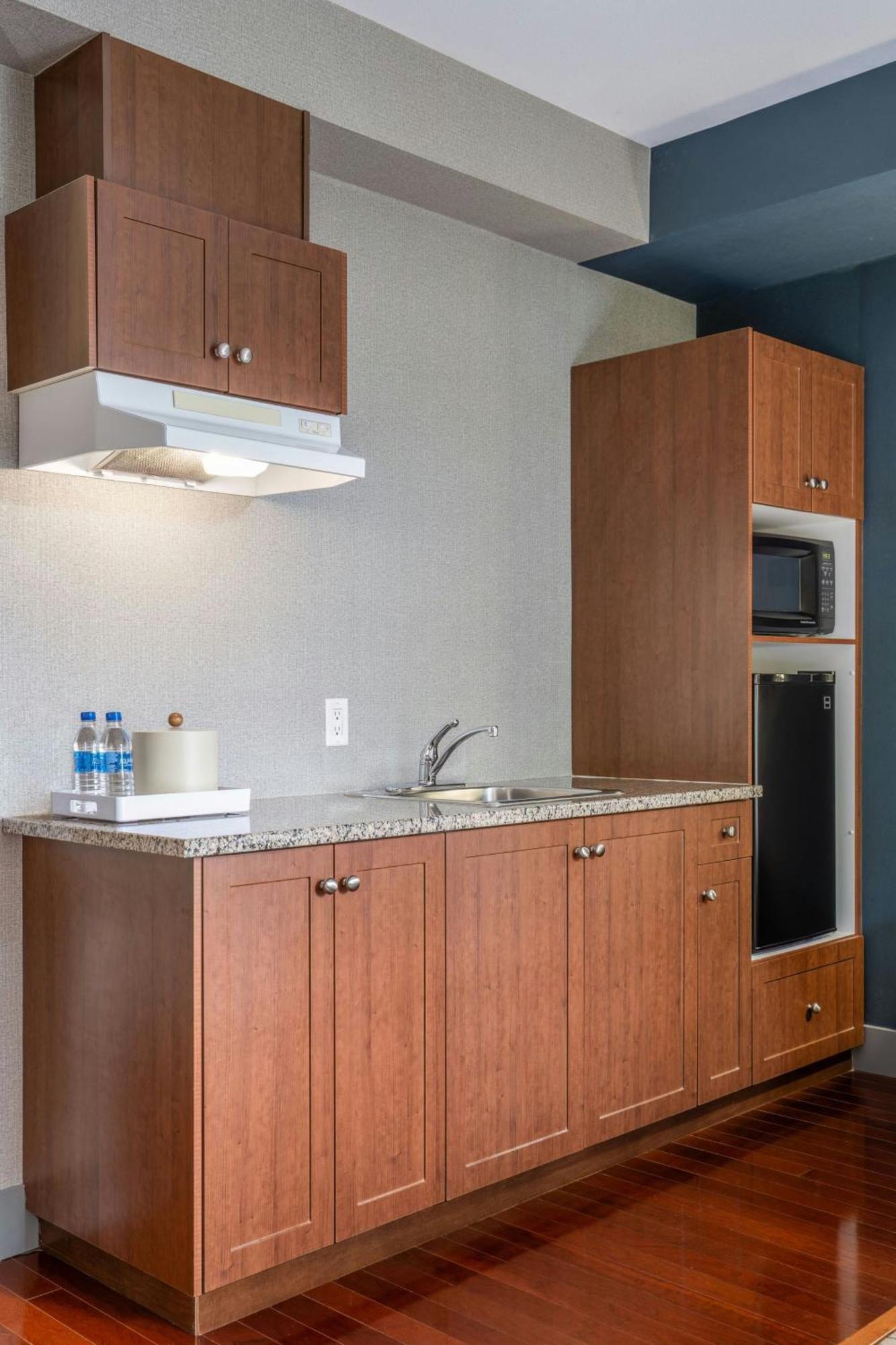 Four Points By Sheraton Victoria Gateway Langford Bagian luar foto